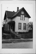 318 E GARFIELD AVE, a Gabled Ell house, built in Milwaukee, Wisconsin in 1900.