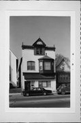 1412 W GREENFIELD AVE, a Queen Anne apartment/condominium, built in Milwaukee, Wisconsin in 1897.