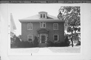 1837 N HI-MOUNT BLVD, a Neoclassical/Beaux Arts house, built in Milwaukee, Wisconsin in 1916.