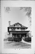 2013 N HI-MOUNT BLVD, a Craftsman house, built in Milwaukee, Wisconsin in 1913.