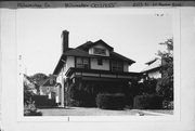 2013 N HI-MOUNT BLVD, a Craftsman house, built in Milwaukee, Wisconsin in 1913.