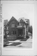1656-1658 N HUMBOLDT AVE, a Queen Anne duplex/two-flat, built in Milwaukee, Wisconsin in 1900.