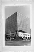 2315 N LAKE DR, a Late-Modern hospital/medical clinic, built in Milwaukee, Wisconsin in 1977.