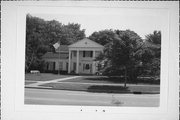 3220 N LAKE DR, a Colonial Revival/Georgian Revival house, built in Milwaukee, Wisconsin in 1948.