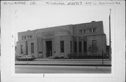 1635 W NATIONAL AVE, a Art/Streamline Moderne small office building, built in Milwaukee, Wisconsin in 1937.