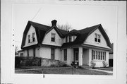 607 E LINCOLN AVE, a Dutch Colonial Revival house, built in Milwaukee, Wisconsin in 1906.