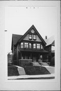 3019-3021 W MCKINLEY BLVD, a Craftsman duplex/two-flat, built in Milwaukee, Wisconsin in 1905.