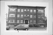 1614 E ROYALL PL, a Prairie School apartment/condominium, built in Milwaukee, Wisconsin in 1914.