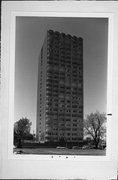 2525 S SHORE DR, a Contemporary apartment/condominium, built in Milwaukee, Wisconsin in 1964.