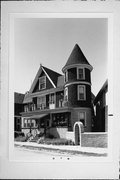 432 E SMITH ST, a Queen Anne house, built in Milwaukee, Wisconsin in 1906.