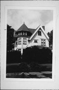 2833 N STOWELL AVE, a Queen Anne house, built in Milwaukee, Wisconsin in 1898.