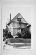 2729 N SUMMIT AVE, a Queen Anne house, built in Milwaukee, Wisconsin in 1896.