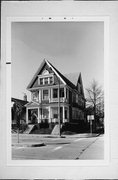 900-902 W WALKER ST, a Colonial Revival/Georgian Revival duplex, built in Milwaukee, Wisconsin in 1905.