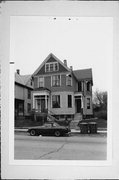 1910-1912 N WARREN AVE, a Queen Anne duplex/two-flat, built in Milwaukee, Wisconsin in 1893.