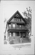 423-425 W WASHINGTON ST, a Front Gabled duplex/two-flat, built in Milwaukee, Wisconsin in 1912.