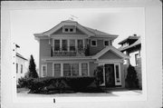 5419-5421 W WASHINGTON BLVD, a Craftsman duplex/two-flat, built in Milwaukee, Wisconsin in 1921.