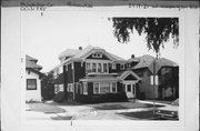 5419-5421 W WASHINGTON BLVD, a Craftsman duplex/two-flat, built in Milwaukee, Wisconsin in 1921.