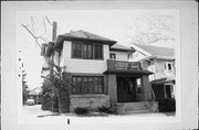 5821-5823 W WASHINGTON BLVD, a Prairie School duplex/two-flat, built in Milwaukee, Wisconsin in 1923.