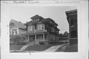 1320-22 W WASHINGTON ST, a Colonial Revival/Georgian Revival duplex, built in Milwaukee, Wisconsin in 1905.