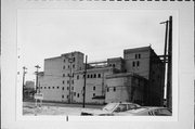 300-350 S WATER ST, a Astylistic Utilitarian Building grain elevator/feed mill, built in Milwaukee, Wisconsin in 1932.