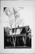 2729 S WENTWORTH AVE, a Bungalow barn, built in Milwaukee, Wisconsin in 1911.