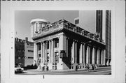526-532 E WISCONSIN AVE, a Neoclassical/Beaux Arts small office building, built in Milwaukee, Wisconsin in 1906.