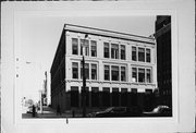 606 E WISCONSIN AVE, a Twentieth Century Commercial small office building, built in Milwaukee, Wisconsin in 1912.