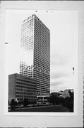 777 E WISCONSIN AVE, a Late-Modern large office building, built in Milwaukee, Wisconsin in 1973.