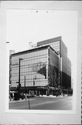176-178 W WISCONSIN AVE, a Chicago Commercial Style bank/financial institution, built in Milwaukee, Wisconsin in 1923.