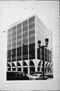 211 W WISCONSIN AVE, a New Formalism bank/financial institution, built in Milwaukee, Wisconsin in 1912.