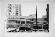 275 W WISCONSIN AVE, a Late-Modern large retail building, built in Milwaukee, Wisconsin in 1980.