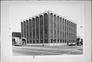 2733 W WISCONSIN AVE, a New Formalism large office building, built in Milwaukee, Wisconsin in 1921.