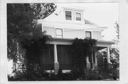 1922 ADAMS ST, a American Foursquare house, built in Madison, Wisconsin in 1907.