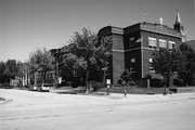 2200 EAST CAPITOL DRIVE, a Neoclassical/Beaux Arts elementary, middle, jr.high, or high, built in Shorewood, Wisconsin in 1914.