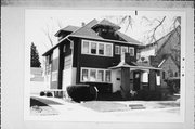 6727-6729 W LLOYD ST, a American Foursquare duplex, built in Wauwatosa, Wisconsin in 1926.