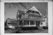 39 N 1ST ST, a Queen Anne house, built in Evansville, Wisconsin in 1908.