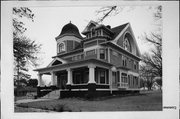 443 S 1ST ST, a Queen Anne house, built in Evansville, Wisconsin in 1910.