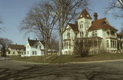 904 6TH ST, a Queen Anne house, built in Hudson, Wisconsin in 1885.