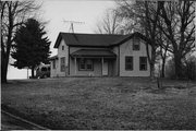 907 S MAIN ST, a Gabled Ell house, built in Cedar Grove, Wisconsin in 1870.