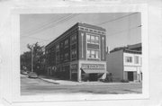 402 E WILSON ST, a Prairie School large retail building, built in Madison, Wisconsin in 1923.