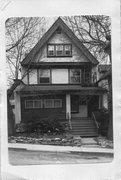 421-423 WASHBURN PL, a Craftsman house, built in Madison, Wisconsin in 1906.