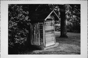 W7671 ISLAND RD, a Astylistic Utilitarian Building privy/outhouse, built in Richmond, Wisconsin in 1900.