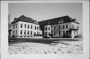 515 E WASHINGTON ST, a Queen Anne live-in care facility/sanitarium, built in West Bend, Wisconsin in 1914.
