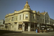 338-340 W MAIN ST, a Queen Anne retail building, built in Waukesha, Wisconsin in 1901.