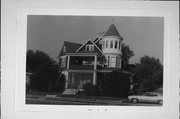 926 N MAIN ST, a Queen Anne house, built in Oshkosh, Wisconsin in 1897.