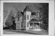 703 E 4TH ST, a Queen Anne house, built in Marshfield, Wisconsin in 1898.