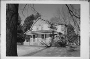 903 W 5TH ST, a Queen Anne house, built in Marshfield, Wisconsin in 1904.
