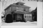 305 S CEDAR AVE, a American Foursquare house, built in Marshfield, Wisconsin in 1905.