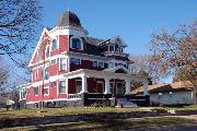 443 S 1ST ST, a Queen Anne house, built in Evansville, Wisconsin in 1910.