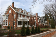 1809 WAUWATOSA AVE, a Colonial Revival/Georgian Revival house, built in Wauwatosa, Wisconsin in 1909.